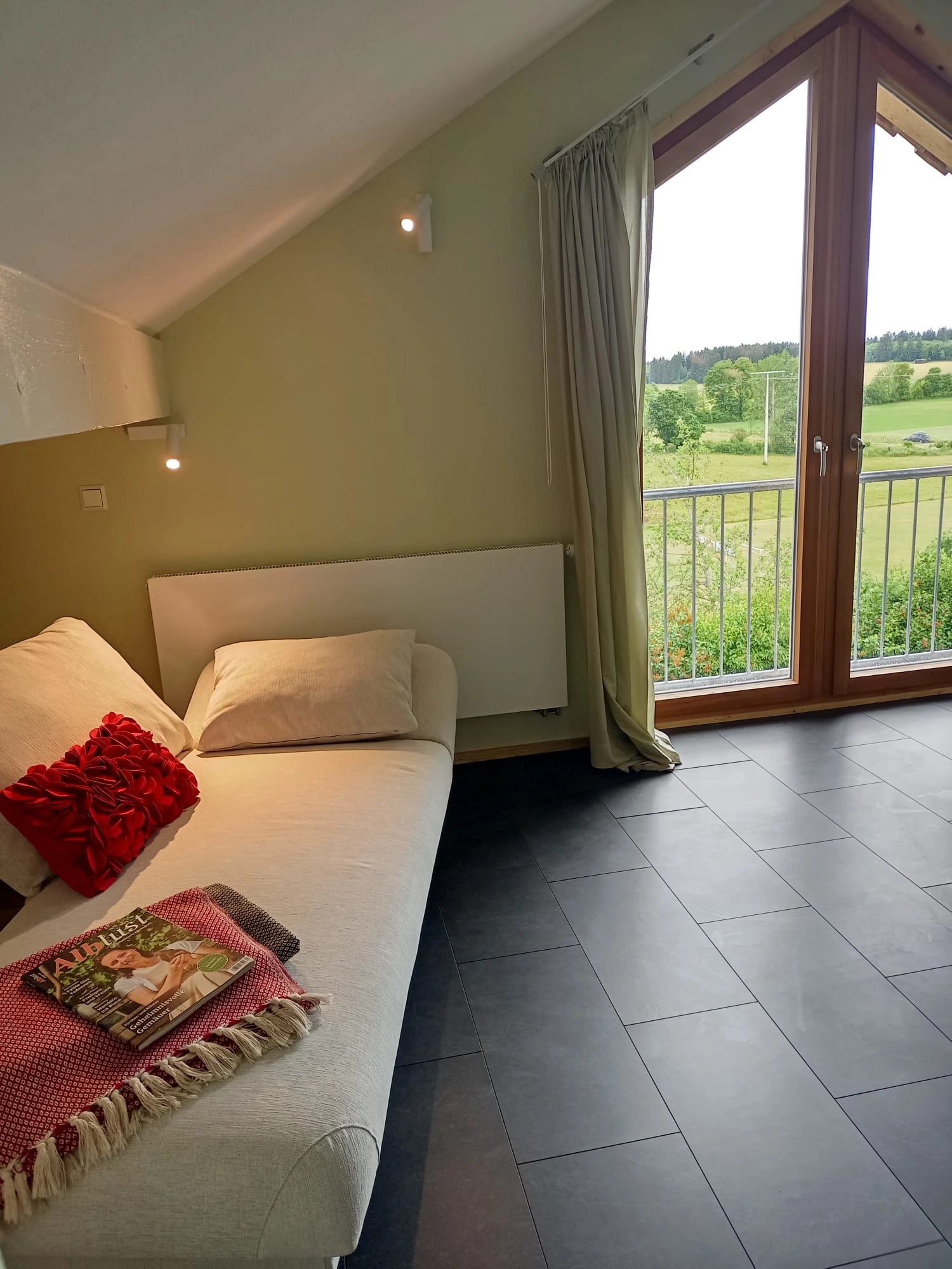 Modern eingerichtetes Wohnzimmer der Ferienwohnung